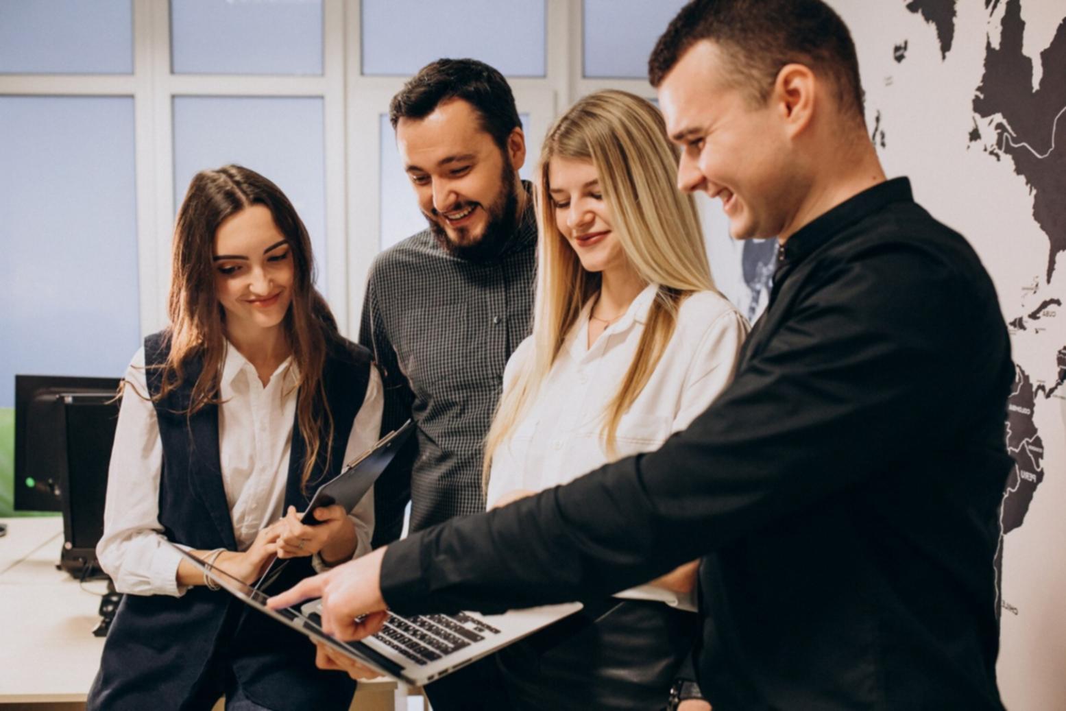 Studente che lavora sui blueprint di Unreal Engine per giochi mobile