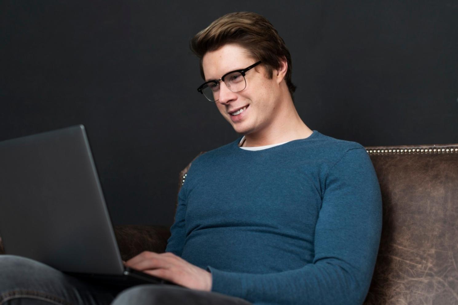 Studente che lavora su Unreal Engine con diversi approcci di apprendimento